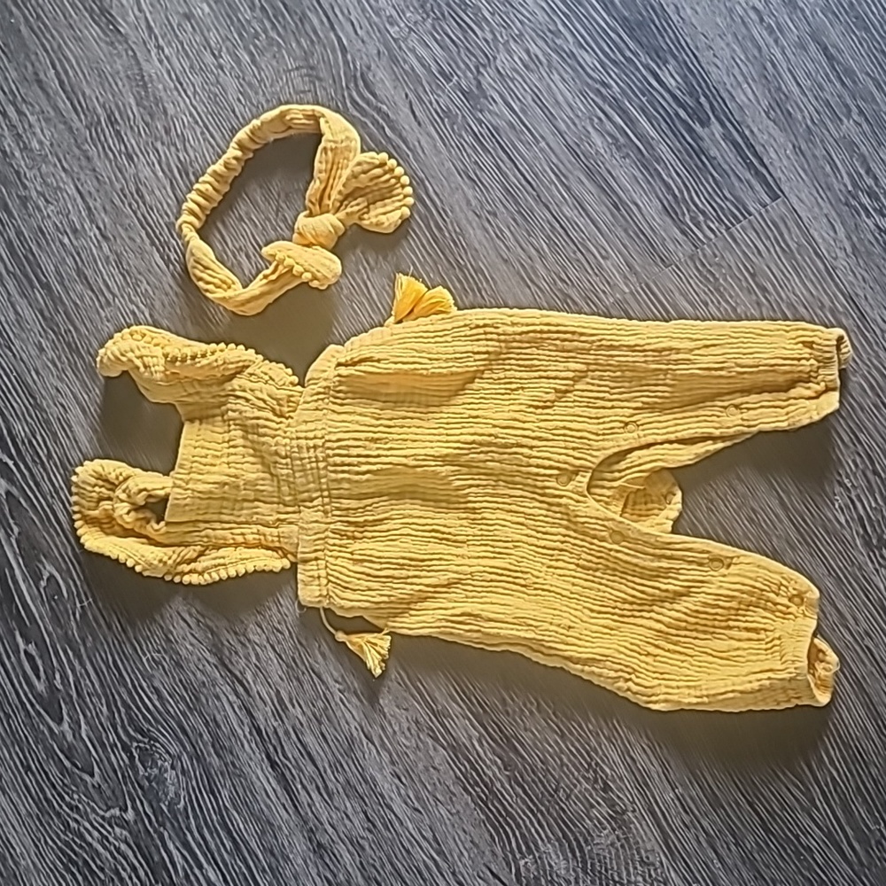 Baby jumpsuit and matching bow